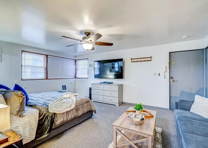 Apartment King Bed | 60" Hdtv | Safe | Close To Metra Elmwood Park