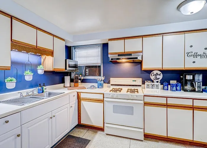 King Bed | 60" Hdtv | Safe | Close To Metra *