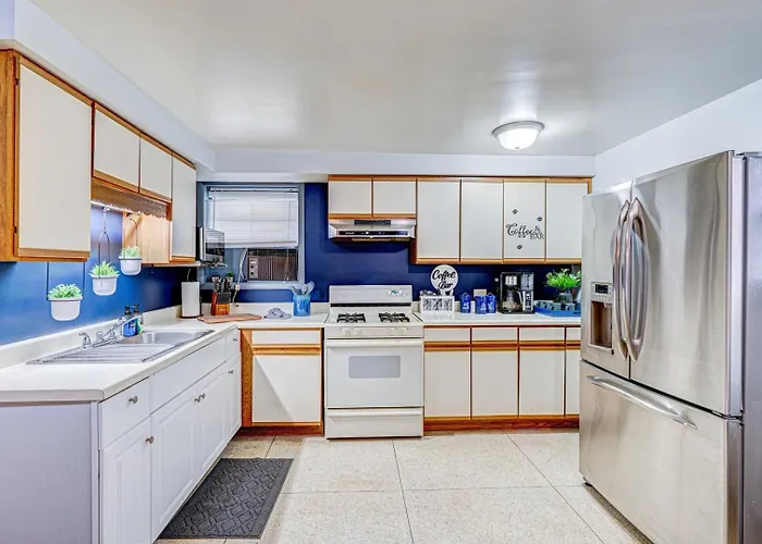 King Bed | 60" Hdtv | Safe | Close To Metra Apartment